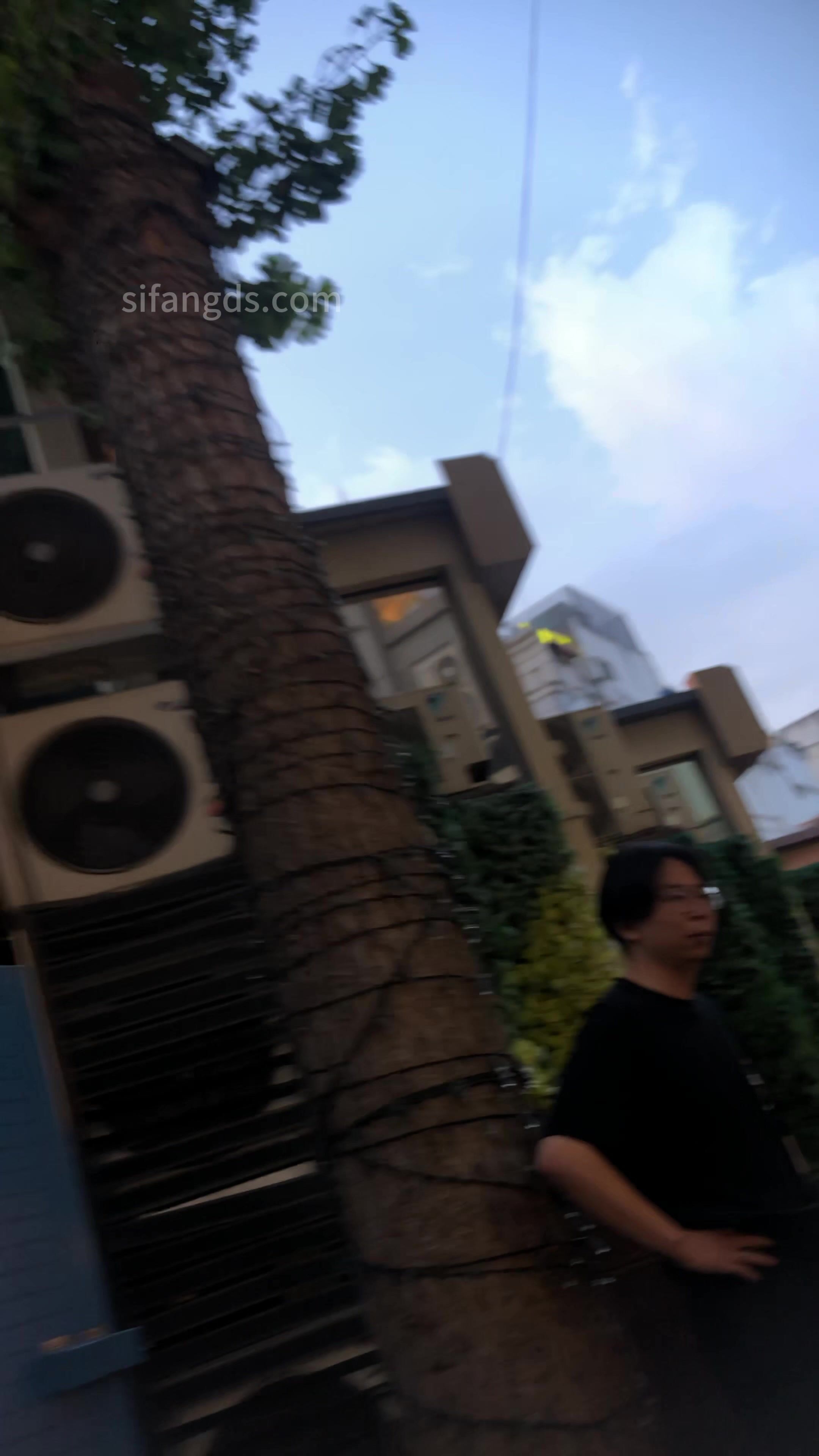 大神一路跟踪CD极品身材红色包臀裙大长腿高跟美女 性感的小黑内