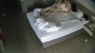 大学城 11-1 女的躺直夹紧 男人大鸡巴猛怼骚逼 两下就干累了 换骚逼上来 一顿猛坐 男人直接败