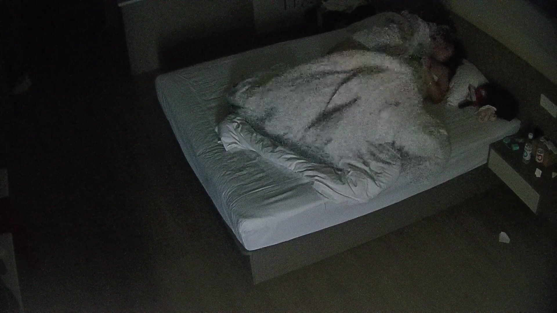 大学城 11-1 女的躺直夹紧 男人大鸡巴猛怼骚逼 两下就干累了 换骚逼上来 一顿猛坐 男人直接败