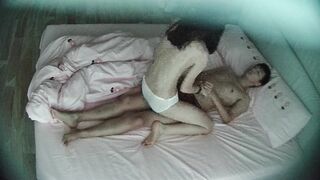 大学城民宿 10-3 小伙带女朋友出游住店 女生好漂亮 身材皮肤都好 特别那小巧挺翘小屁股 谁见谁着迷0