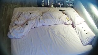 大学城民宿 10-3 小伙带女朋友出游住店 女生好漂亮 身材皮肤都好 特别那小巧挺翘小屁股 谁见谁着迷0