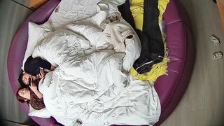 情趣台2 10-30 格子衫小胖妞在情趣床上被猛操 兴趣好像不高 被操还在看手机 最后被射都还在看手机