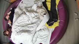 情趣台2 10-30 格子衫小胖妞在情趣床上被猛操 兴趣好像不高 被操还在看手机 最后被射都还在看手机