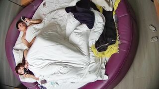 情趣台2 10-30 格子衫小胖妞在情趣床上被猛操 兴趣好像不高 被操还在看手机 最后被射都还在看手机