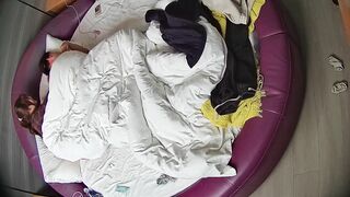 情趣台2 10-30 格子衫小胖妞在情趣床上被猛操 兴趣好像不高 被操还在看手机 最后被射都还在看手机