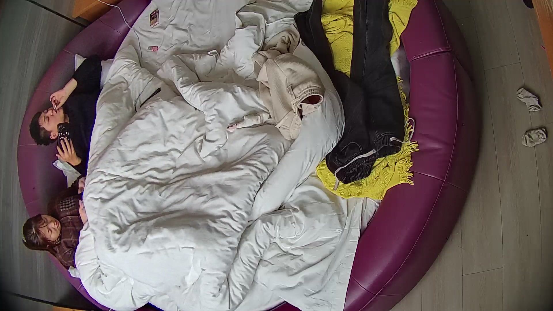 情趣台2 10-30 格子衫小胖妞在情趣床上被猛操 兴趣好像不高 被操还在看手机 最后被射都还在看手机