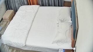 大学城民宿 10-19 男人找个妓女解决生理需求 OL装扮 分段式开档丝袜 口交毒龙 这服务态度一般