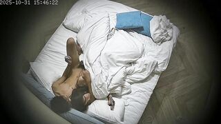 酒店偷拍 10-31 新台上线 入住的情侣颜值都不错 这男人操起来跟公狗一样 还扒开女友的屁股看7