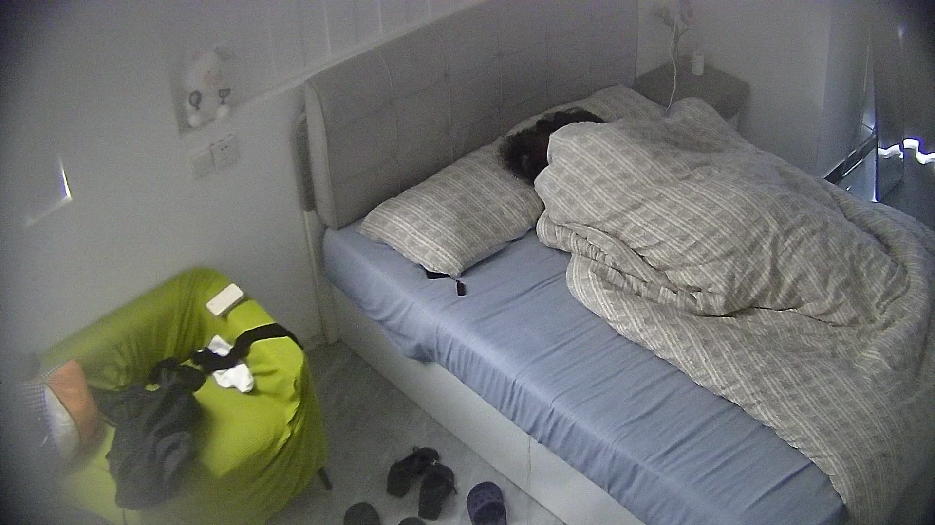 公寓酒店10-25 先玩手机再打炮 钻进被窝里口交 小姐姐很漂亮 身材也好 还配合 这哥们捡到漏了