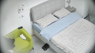 公寓酒店10-25 先玩手机再打炮 钻进被窝里口交 小姐姐很漂亮 身材也好 还配合 这哥们捡到漏了1