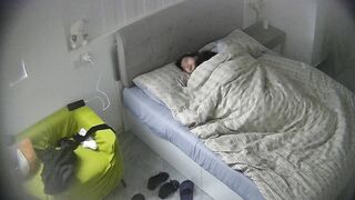 公寓酒店10-25 先玩手机再打炮 钻进被窝里口交 小姐姐很漂亮 身材也好 还配合 这哥们捡到漏了1