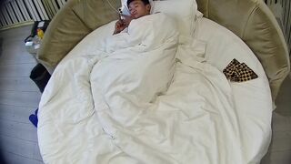 11-3流出洗浴会所情趣炮房偷拍 性欲很强的年轻小伙找个美女技师一条龙服务六九互舔啪