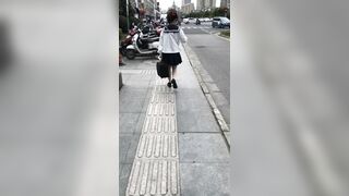 推荐 抄底颜值嫩妹【水手服肉丝学生妹】人靓腿直，坐地铁腿开那么大是不是塞了道具？
