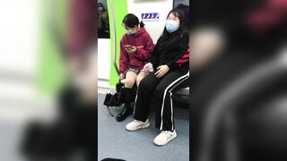 推荐 抄底颜值嫩妹【地铁红衣格子裙】人靓腿直，腿开这么大坐车色诱狼友，顶着压力开灯拍裙底