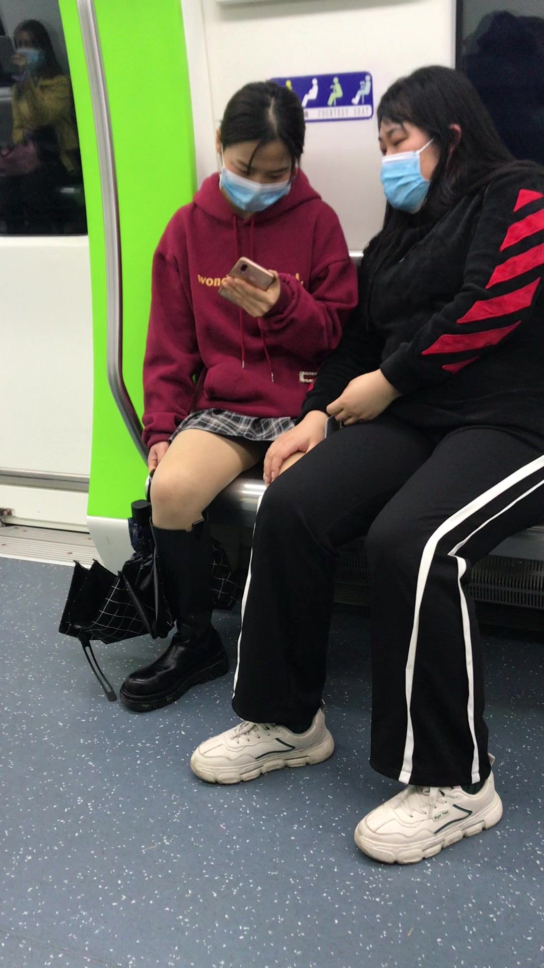 推荐 抄底颜值嫩妹【地铁红衣格子裙】人靓腿直，腿开这么大坐车色诱狼友，顶着压力开灯拍裙底