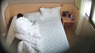 酒店偷拍 8-9 无水原档 眼镜情侣三天两夜 准备上情趣套装 没日没夜的做爱 人瘦屌长 把美女干爽了2