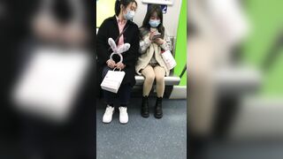 推荐 抄底颜值嫩妹【豹纹裙花内裤】地铁骚女故意露内裤引诱，爱心内裤太诱惑，硬了一路