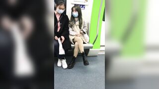 推荐 抄底颜值嫩妹【豹纹裙花内裤】地铁骚女故意露内裤引诱，爱心内裤太诱惑，硬了一路