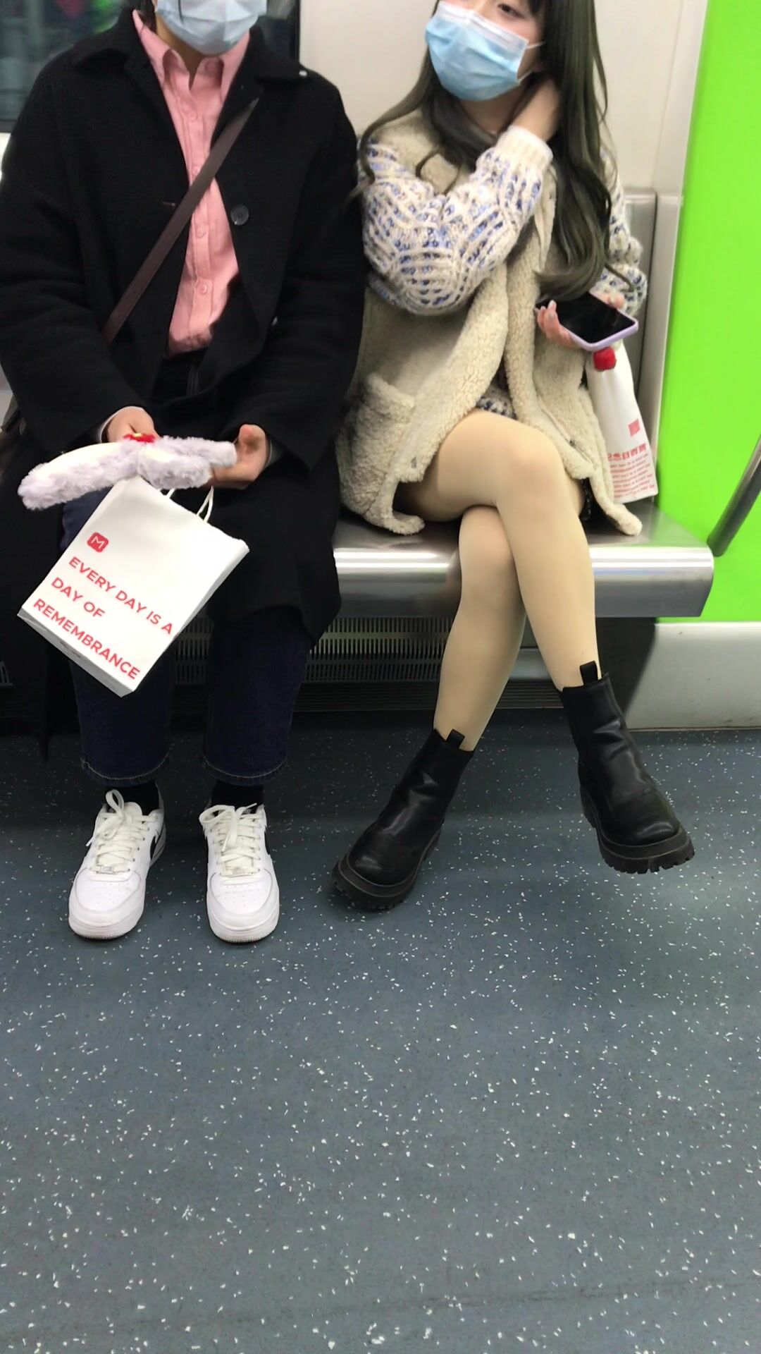 推荐 抄底颜值嫩妹【豹纹裙花内裤】地铁骚女故意露内裤引诱，爱心内裤太诱惑，硬了一路