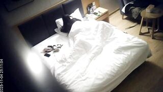 11-4流出酒店高清偷拍 颜值情趣丁字裤美女被男友一边看手机一边操