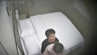 11-6新流出酒店偷拍 本周最佳-特别爱舔漂亮女友逼和臭脚的背心哥每次舔完以后循环狠操三次