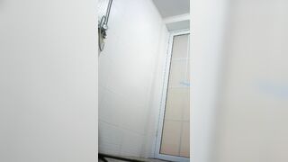 合租房浴室暗藏摄像头偷拍纹身女邻居洗澡 身材苗条奶大B肥