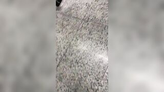 推荐 抄底颜值御姐【红衣白裙肉丝】小高跟一双大长腿，看着都有感觉，老公在旁边顶着压力也要拍