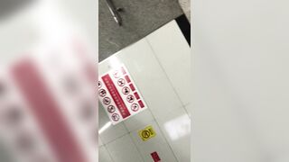 推荐 抄底颜值御姐【红衣白裙肉丝】小高跟一双大长腿，看着都有感觉，老公在旁边顶着压力也要拍