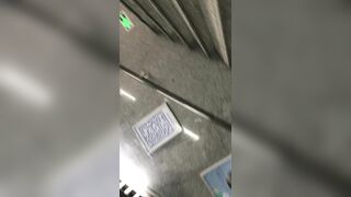 推荐 抄底颜值御姐【红衣白裙肉丝】小高跟一双大长腿，看着都有感觉，老公在旁边顶着压力也要拍