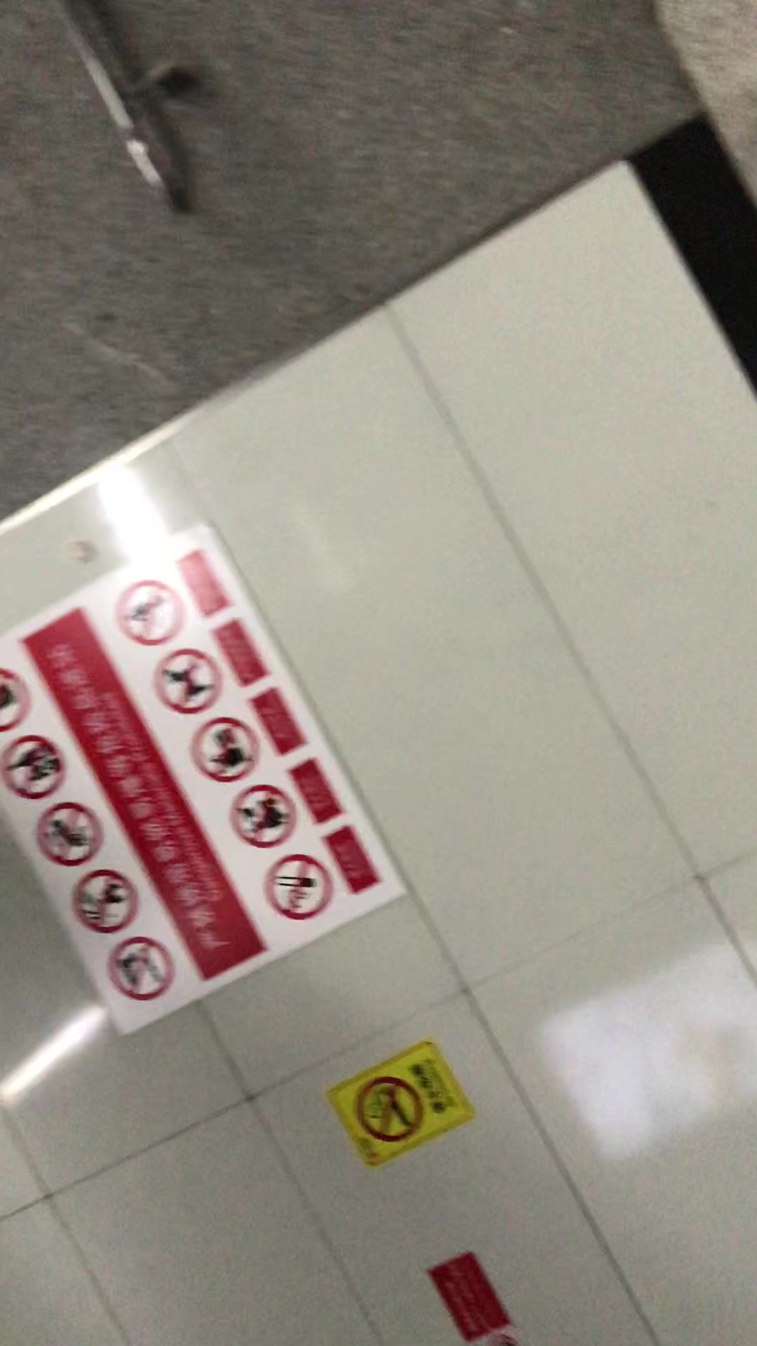 推荐 抄底颜值御姐【红衣白裙肉丝】小高跟一双大长腿，看着都有感觉，老公在旁边顶着压力也要拍