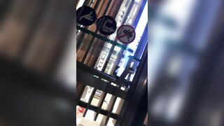 推荐 抄底颜值嫩妹【大波浪肉丝】腿长直，地铁跟了一路没机会，眼看就要跑了家人在旁边也要拍