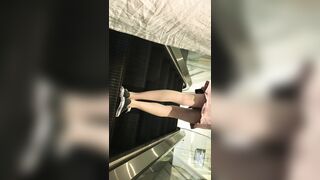 推荐 抄底颜值嫩妹【大波浪肉丝】腿长直，地铁跟了一路没机会，眼看就要跑了家人在旁边也要拍