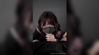 爆红的超甜美少女 玩偶姐姐 最新私信上下集,用水灵灵的眼睛盯着镜头展示口交,穿着JK+黑丝疯狂爱抚自己的粉嫩骚逼