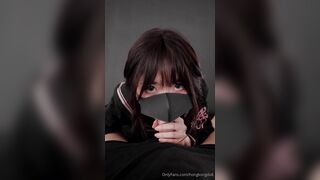 爆红的超甜美少女 玩偶姐姐 最新私信上下集,用水灵灵的眼睛盯着镜头展示口交,穿着JK+黑丝疯狂爱抚自己的粉嫩骚逼