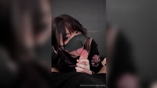 爆红的超甜美少女 玩偶姐姐 最新私信上下集,用水灵灵的眼睛盯着镜头展示口交,穿着JK+黑丝疯狂爱抚自己的粉嫩骚逼