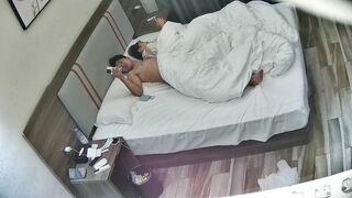 酒店偷拍 8-4 狼头纹身仔跟女朋友开房 一边操还一边录视频 操起来像电动小马达