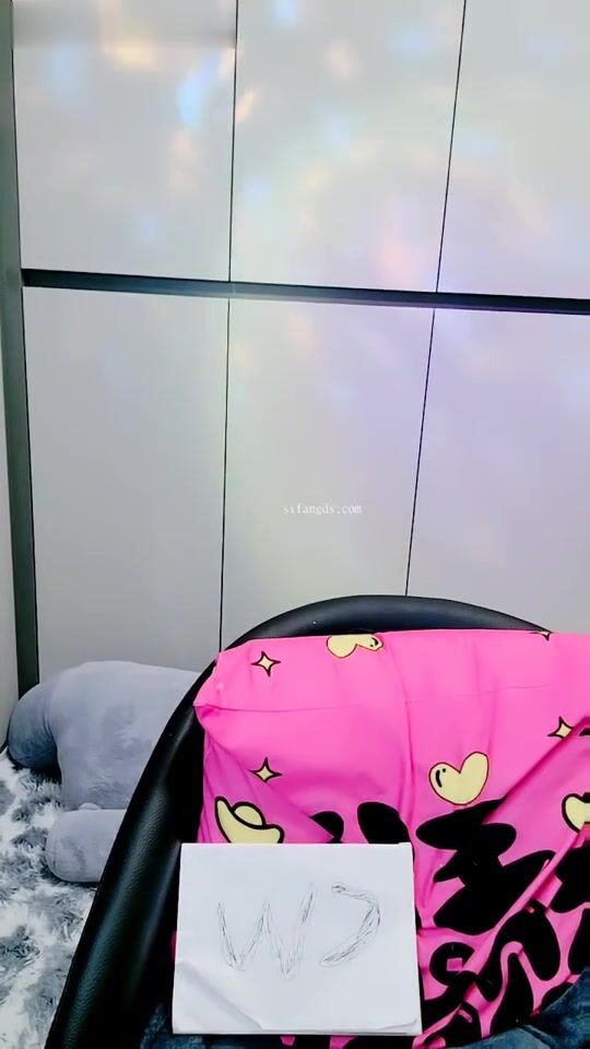 推荐 颜值嫩妹【02年星萌萌】Part2，颜值不输明星，声音超好听，粉奶粉穴，道具自慰0