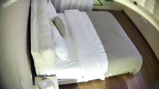 11-11最新流出酒店偷拍 长腿细腰的包臀裙生理期被性饥渴男友按住双手强行塞入