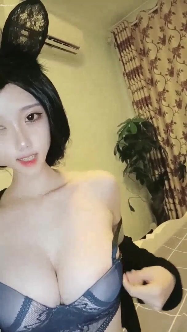 推荐 颜值嫩妹【加糖奶】原跳舞主播，前凸后翘完美身材，奶子又大又挺，可惜刚下海放不开11