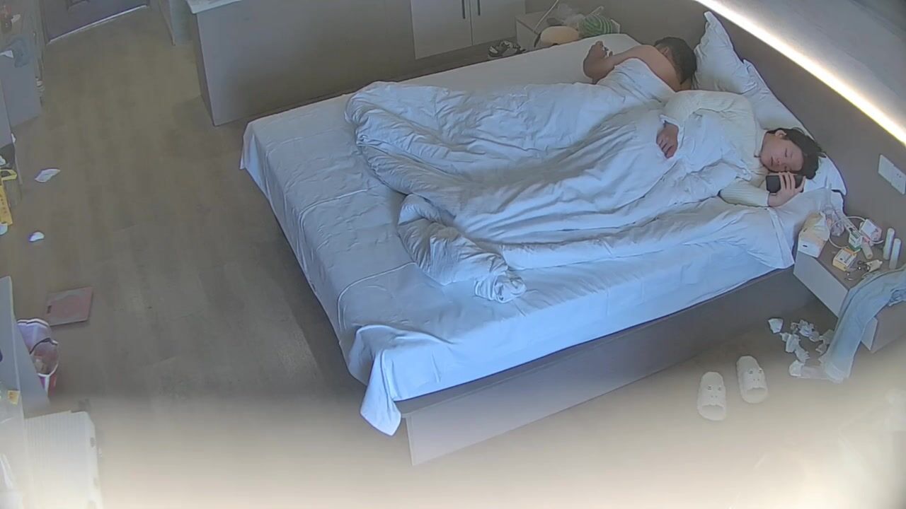 公寓酒店 11-17 这美女的身材是又白又润 屁股又大又翘 完事儿了还垫个护垫 肯定月经规律且正常0