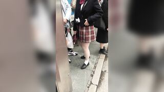 推荐【格子裙肉丝学生妹】车站遇到短裙靓女，跟男友亲亲，骚逼痒了吧，必须当龟男的面开灯抄底