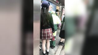 推荐【格子裙肉丝学生妹】车站遇到短裙靓女，跟男友亲亲，骚逼痒了吧，必须当龟男的面开灯抄底