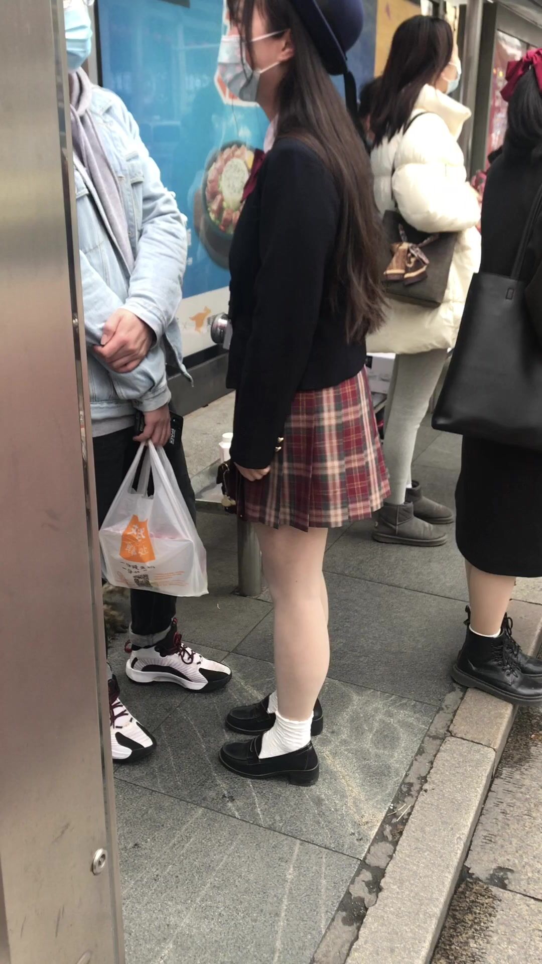 推荐【格子裙肉丝学生妹】车站遇到短裙靓女，跟男友亲亲，骚逼痒了吧，必须当龟男的面开灯抄底