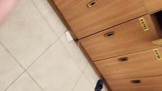 坑爹女主播【少女时代】换新设备潜入洗浴会所更衣室近身偷拍气质眼镜御姐绝美身材脱了内衣好大的胸