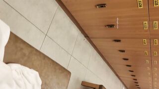 坑爹女主播【少女时代】换新设备潜入洗浴会所更衣室近身偷拍气质眼镜御姐绝美身材脱了内衣好大的胸