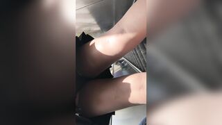 推荐 尾行抄底【肉丝眼镜御姐】大长腿黑短裙，非常有气质，好想射她的丝袜上，屁股又圆又挺