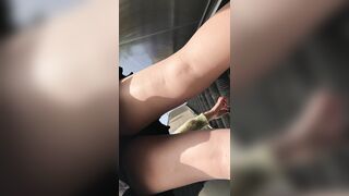 推荐 尾行抄底【肉丝眼镜御姐】大长腿黑短裙，非常有气质，好想射她的丝袜上，屁股又圆又挺