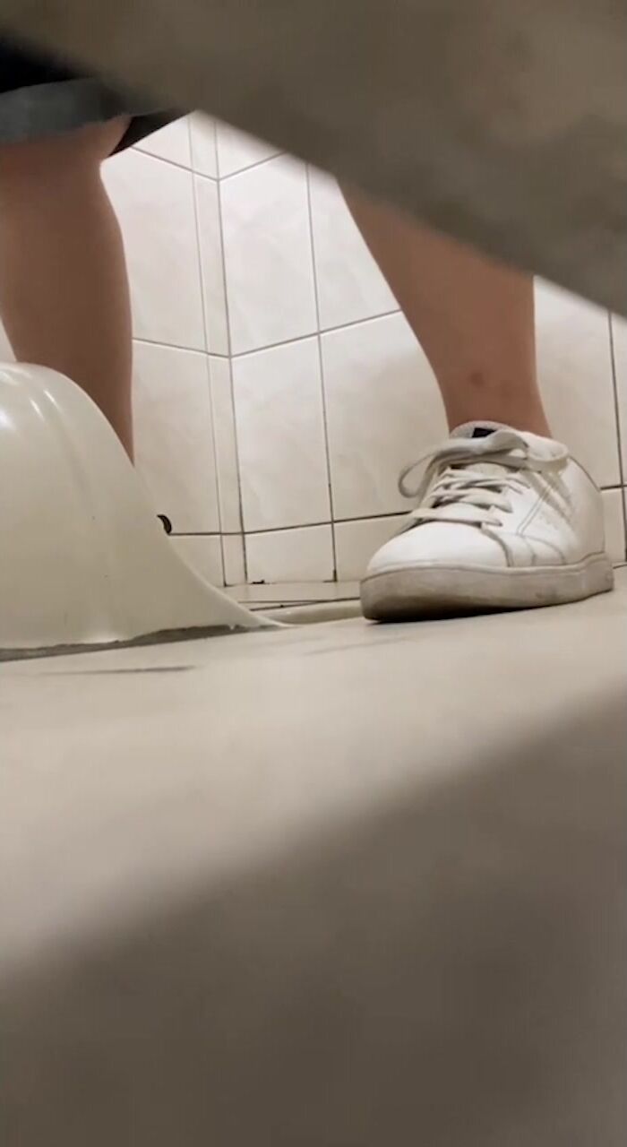 大神潜入高中女厕全景偷拍多位漂亮学妹❤️各种粉嫩的美鲍鱼完美展示