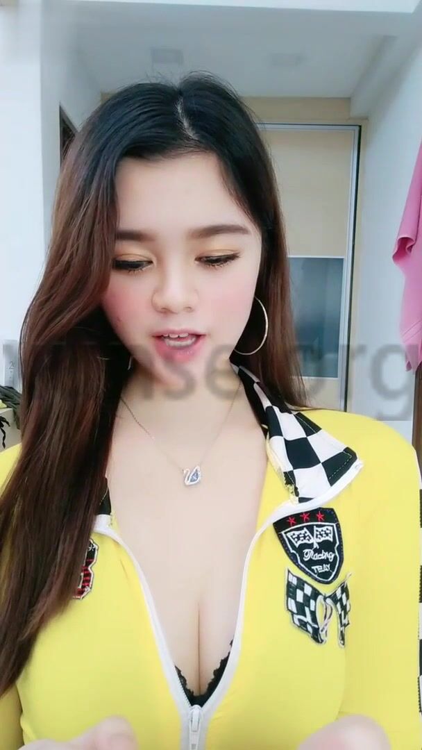 【半糖】【限量版混血儿】混血范反差婊：拉拉队服脱掉，粉嫩身材大白奶，翘臀裸舞，粉穴特写抠逼自慰，道具插穴0