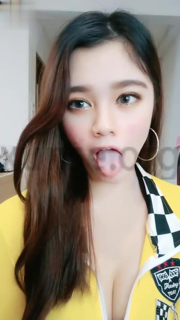 【半糖】【限量版混血儿】混血范反差婊：拉拉队服脱掉，粉嫩身材大白奶，翘臀裸舞，粉穴特写抠逼自慰，道具插穴2